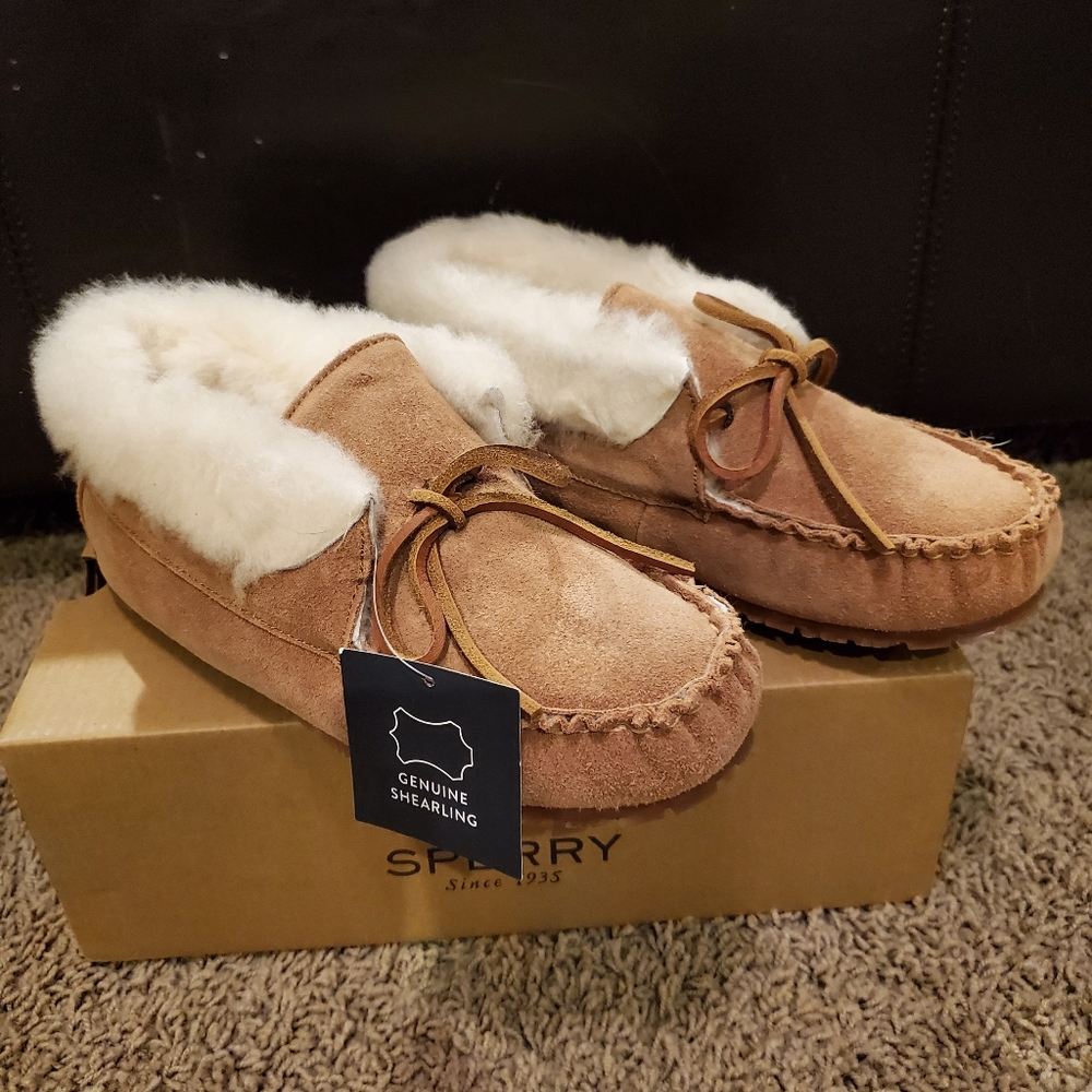 Sperry sheepskin booties. Brown. NIB